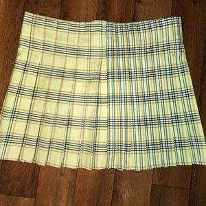 Yellow pleated mini skirt